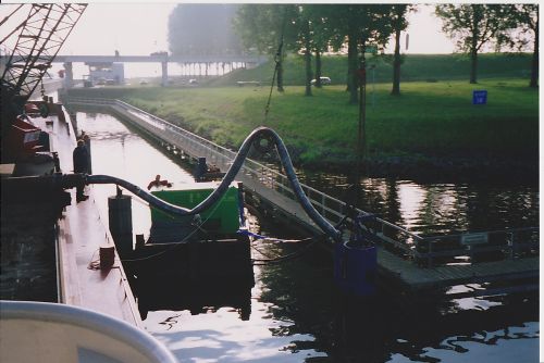 Met pomp zand opzuigen Met pomp zand opzuigen