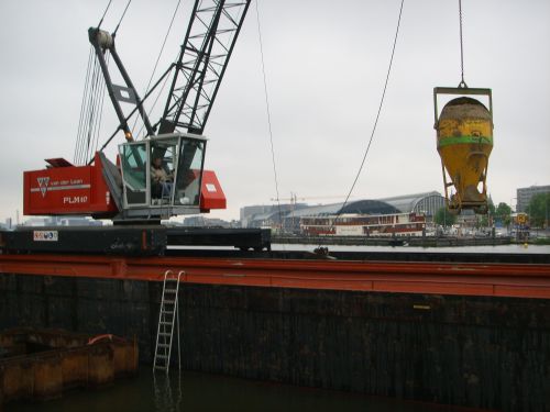 Buispalen vullen met betonkubel zand. Buispalen vullen met betonkubel zand.