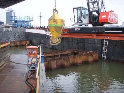 Buispalen vullen met betonkubel zand Buispalen vullen met betonkubel zand