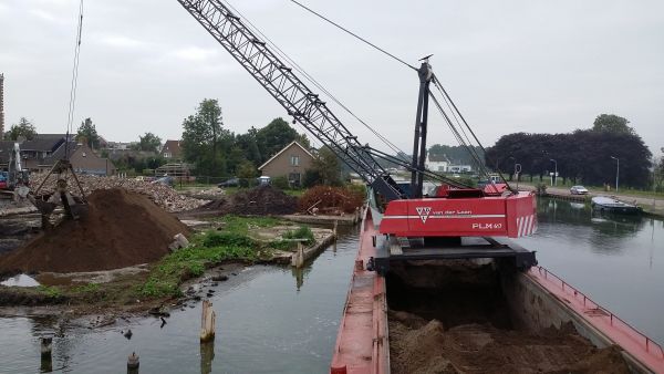Grond lossen op de Ringvaart Aalsmeer Grond lossen op de Ringvaart Aalsmeer