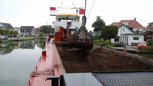 Grond lossen op de Ringvaart Aalsmeer Grond lossen op de Ringvaart Aalsmeer